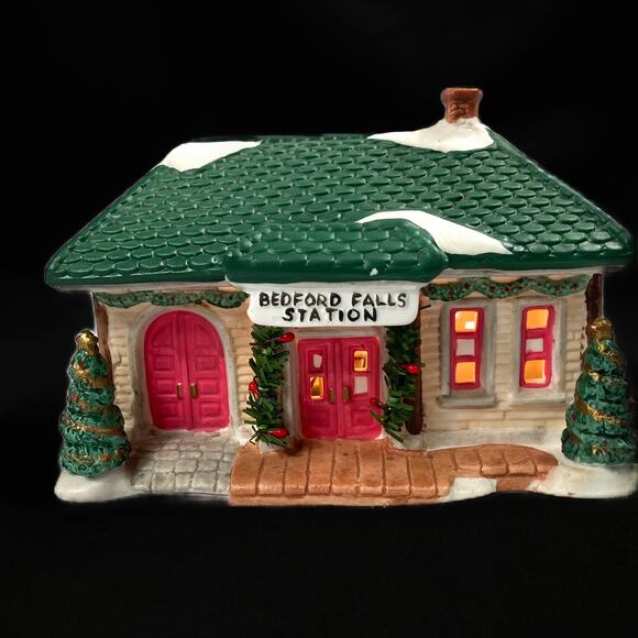 Bedford Falls Train Station Illuminated Hand painted indoor Christmas display - Picture 4 of 9